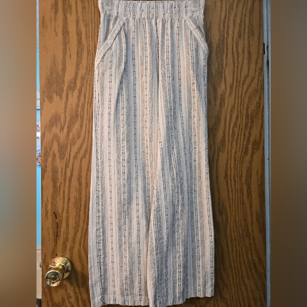 Very cute ladies off white pants with black thread pattern throughout.